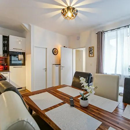 Апартаменты Auszeit Steiraland 5 Mit Ueberdachter Terrasse, Privaten Garten Und Parkplatz Леобен