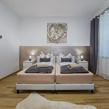 Апартаменты Auszeit Steiraland 5 Mit Ueberdachter Terrasse, Privaten Garten Und Parkplatz Леобен